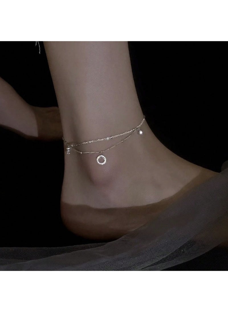 ڤيا خلخال أنيق بتصميم هندسي راقٍ يضفي لمسة فاخرة وهادئة على إطلالتك اليومية أو عند تقديمه كهدية مميزة. - Image 3